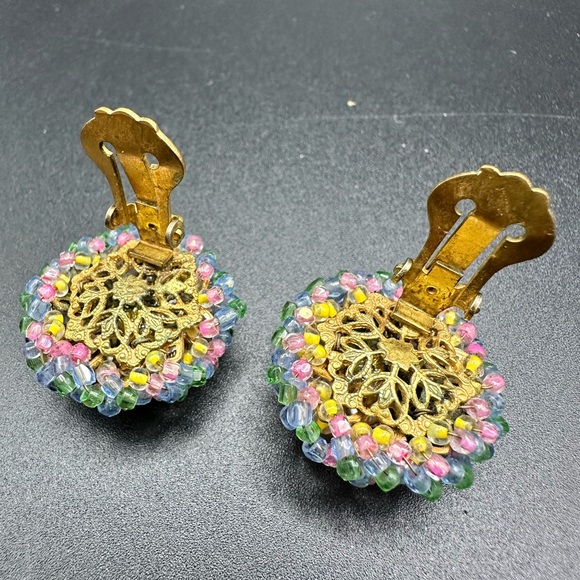 Vintage Miriam Haskell Baroque Pearl And Rainbow Bead Gold Tone Clip Earrings - Picture 8 of 14